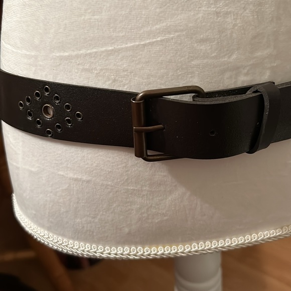 Vintage brown made in Mexico Belt With 2 metal riveted side designs near buckle - Picture 3 of 7